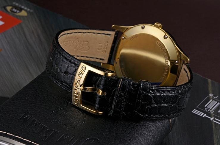 The 18k gold copy Chopard L.U.C 161902-0001 watches have black leather straps.