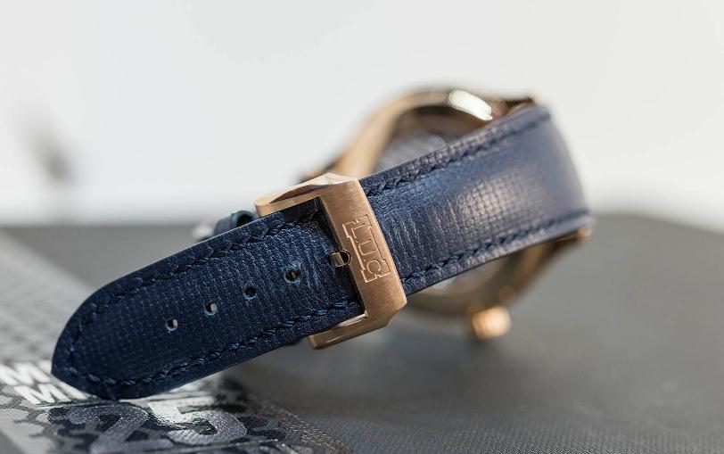 The 18k rose gold fake Chopard L.U.C 161926-5004 watches have blue alligator leather straps.